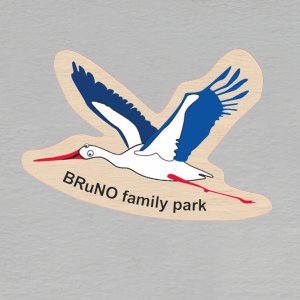 Bruno family park - letící čáp - magnet ořez masiv