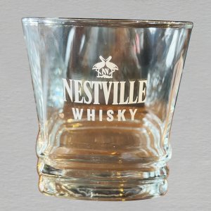 Nestville whisky - sklenička magnet ořez