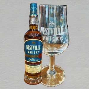 Nestville whisky - lahev se skleničkou magnet ořez